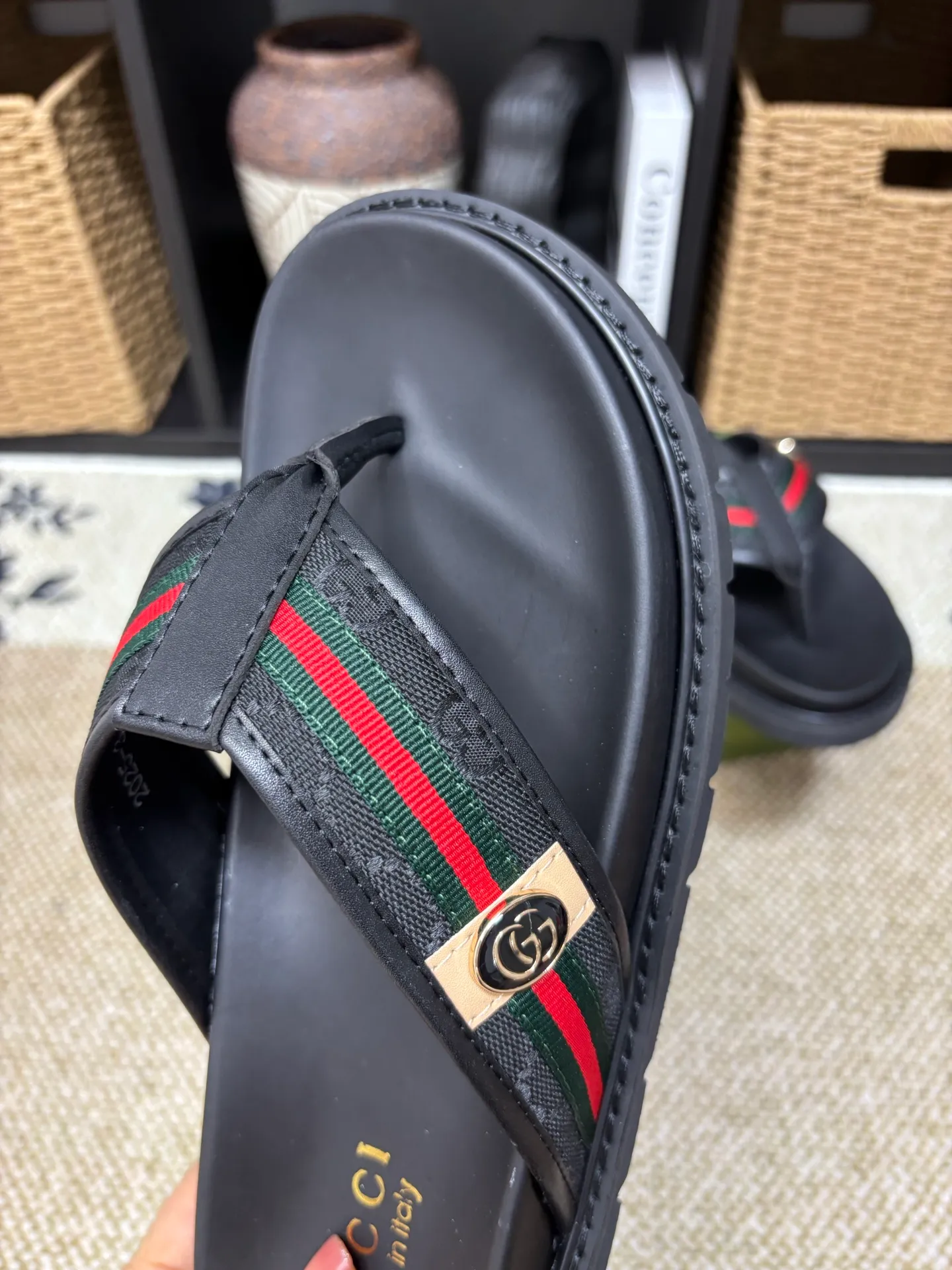 Factory 💰 300 yuan Gucci slippers] high-end men's shoes brand official website 1:1 latest masterpiece: original mold customization, the fabric is made of imported original materials, upgraded outsole, lighter and non-slip. The market's top quality, simple yet tasteful, a must-have for fashionistas, fashionable at your feet, full of confidence, the same style at the counter 👍The season of summer slippers is here. Code: 38-45 (45 customized)